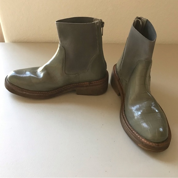 Free People Arlo Santa Fe Chelsea Croc Embossed Booties in Dust Storm sz 37 - Picture 6 of 7